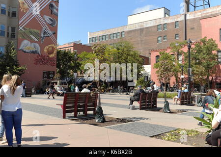 Die gentrifizierten Ohio Stadt Nachbarschaft von Cleveland, Ohio, USA bietet eine gemeinsame öffentliche Räume für die Bewohner der Sturz im Freien zu genießen. Stockfoto