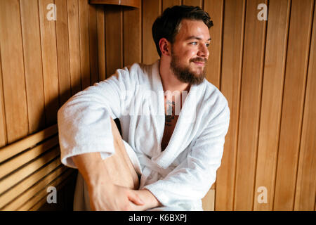 Schöner mann Entspannung in Sauna Stockfoto