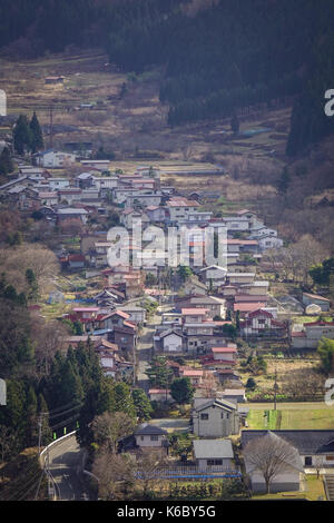 Luftbild des Onsen Dorf im Herbst in Yamadera, Japan. Yamadera ist eine kleine Stadt in der Präfektur Yamagata, Japan. Stockfoto