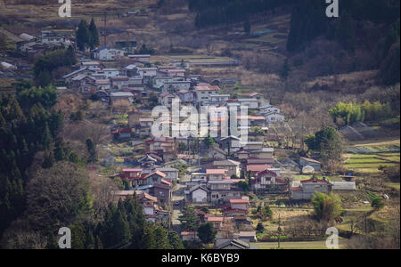 Luftbild des Onsen Dorf an sonniger Tag im Yamadera, Japan. Yamadera ist eine kleine Stadt in der Präfektur Yamagata, Japan. Stockfoto