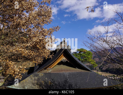 Auf dem Dach eines hölzernen Tempel auf Berg in Yamadera, Japan. Stockfoto