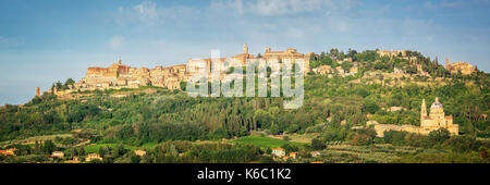 Panoramablick auf das mittelalterliche Dorf von Montepulciano, Toskana, Italien Stockfoto