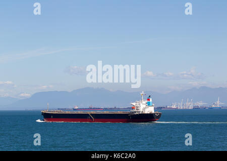 Die Fracht schiff Coral Ring im Meer auf Vancouver Island, British Columbia, Kanada. Stockfoto