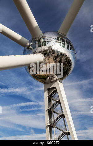 Verbindungen von einer Kugel des Atomiums in Brüssel, Belgien. Von André Waterkeyn und Andre und Jean Polak konzipiert. Stockfoto