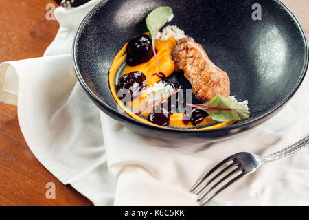 Gegrillte Schweinerippchen auf Holzbrett, geringe Tiefenschärfe Stockfoto