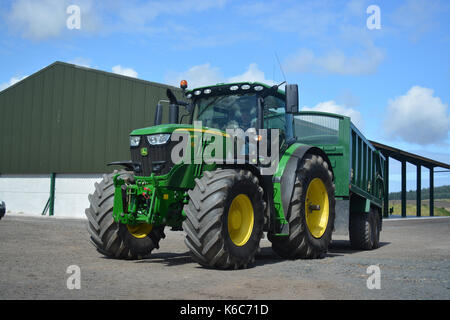 John Deere 6215 R Traktor Stockfoto