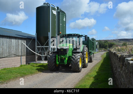 John Deere 6215 R Traktor Stockfoto