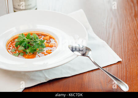 Rote Linsensuppe auf dunklem Stein Hintergrund, Ansicht von oben Stockfoto