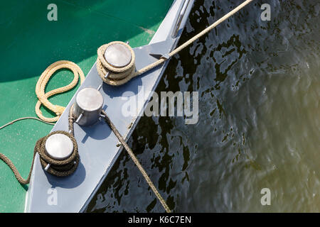 Poller und Seile auf einem Schiff im Hafen Stockfoto