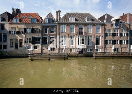 Canal Häuser in Dordrecht in den Niederlanden Stockfoto