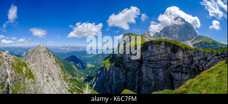 Panoramablick auf das Luftbild von mangart Sattel, mangartsko sedlo, auf den Gipfel des Berges mangart im Triglav National Park Stockfoto