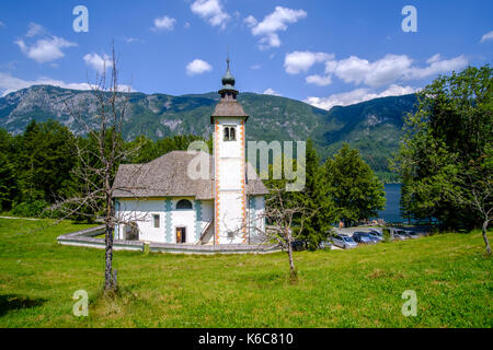 Das Gebäude der Heilig-Geist-Kirche in der Nähe des Dorfes Ribčev Laz am See Bohinj, Bohinjsko jezero im Triglav National Park Stockfoto