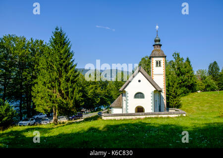 Das Gebäude der Heilig-Geist-Kirche in der Nähe des Dorfes Ribčev Laz am See Bohinj, Bohinjsko jezero im Triglav National Park Stockfoto