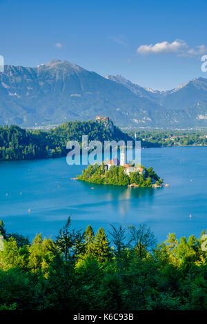 Panorama Blick auf den Bleder See, Blejsko Jezero, und Bled Insel, blejski otok, mit der Wallfahrtskirche zu Maria Himmelfahrt von Stockfoto