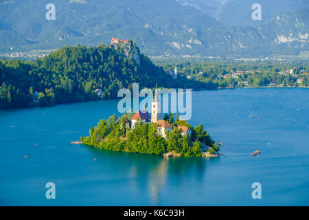 Panorama Blick auf den Bleder See, Blejsko Jezero, und Bled Insel, blejski otok, mit der Wallfahrtskirche zu Maria Himmelfahrt von Stockfoto