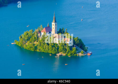 Panorama Blick auf den Bleder See, Blejsko Jezero, und Bled Insel, blejski otok, mit der Wallfahrtskirche zu Maria Himmelfahrt von Stockfoto