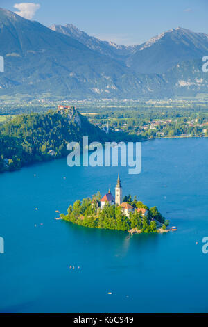 Panorama Blick auf den Bleder See, Blejsko Jezero, und Bled Insel, blejski otok, mit der Wallfahrtskirche zu Maria Himmelfahrt von Stockfoto