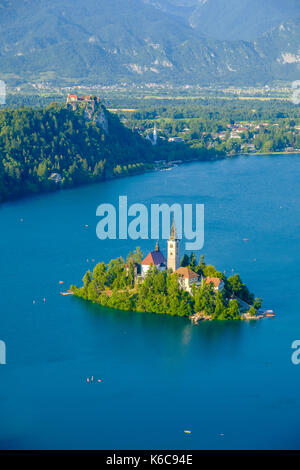 Panorama Blick auf den Bleder See, Blejsko Jezero, und Bled Insel, blejski otok, mit der Wallfahrtskirche zu Maria Himmelfahrt von Stockfoto