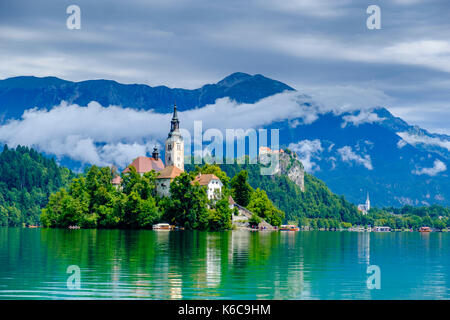 Bleder Insel, blejski otok, mit der Wallfahrtskirche zu Maria Himmelfahrt über See gesehen dedizierte Bled, Blejsko Jezero Stockfoto