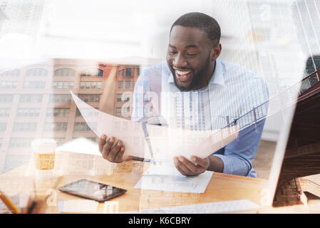 Optimistisch Student an der Testergebnisse mit Interesse Stockfoto
