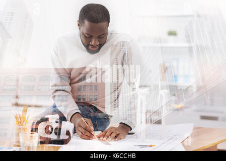 Taille der aufmerksamen Mitarbeiter im Büro Stockfoto