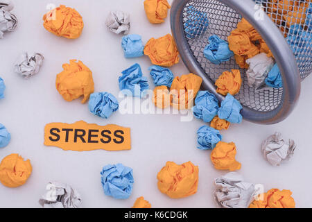 Stress. Bunte zerknittertes Papier Kugeln rollen aus einem Mülleimer. Close Up. Konzept Bild. Stockfoto