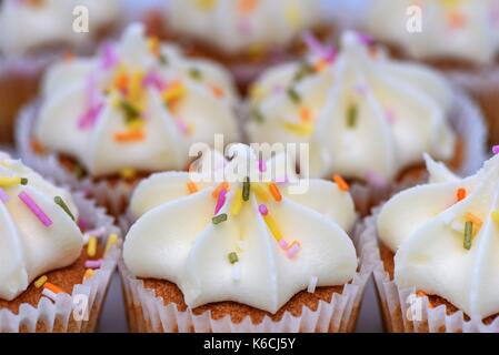 Nahaufnahme makro Food Fotografie Bild der schönen bunten Märchen Kuchen mit Streuseln auf unscharfen Hintergrund und Stockfoto