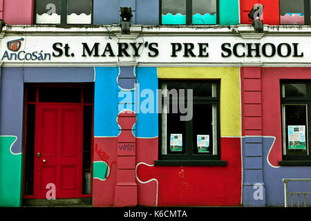 St. Mary's Pre-School bunte Fassade. Jigsaw Gebäude am City Quay. Dublin, Irland, Europa, Europäische Union, EU. Stockfoto