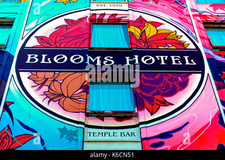 Blick auf die farbenfrohe Außenfassade des berühmten Gebäudes des Blooms Hotel (1979), Temple Bar, Dublin City, Irland, Europa, EU Stockfoto