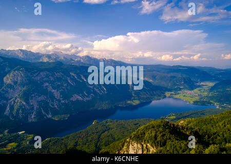 Luftaufnahme auf See Bohinj, Bohinjsko jezero und triglav von vogel Seilbahn hill station im Triglav National Park Mount Stockfoto