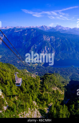 Luftaufnahme auf See Bohinj, Bohinjsko jezero und triglav von vogel Seilbahn hill station im Triglav National Park Mount Stockfoto