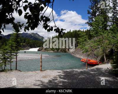 Bow River und fällt, Banff, Alberta, Kanada. Ausgangspunkt für Float Touren. Stockfoto