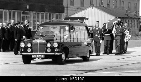 Prinz Philip und Prinz Charles zusehen, wie die Union Jack - drapierte Sarg von Lord Mountbatten wird durch RAF pall Träger zu einem wartenden Leichenwagen in Eastleigh Airport nach zu Hause aus Irland geflogen. Lord Mountbatten, sein Enkel Nicholas Knatchbull und die Dowager Lady Brabourne - deren Körper waren auch nach Hause geflogen - starb, nachdem eine terroristische Bombe Schlag neben Earl's Boot aus der Grafschaft Sligo Küste. Stockfoto