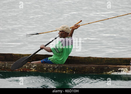 Dorfbewohner in Papua-neuguinea Angeln mit traditionellen Methoden Stockfoto