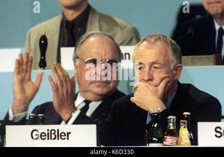 Archiv - Der Vorsitzende der CDU, Helmut Kohl, und die Party Generalsekretär Heiner Geißler (C) an den CDU-Parteitag in Bremen, Deutschland, 11. September 1989. Der frühere deutsche Bundeskanzler Helmut Kohl starb im Alter von 87 Jahren in seinem Haus auf den 16. Juni 2017. Die Deutsche Presse Agentur Nachrichten von Kohls Tod von seinem Anwalt am gleichen Tag. Foto: Fotoagentur Forum/dpa | Verwendung weltweit Stockfoto