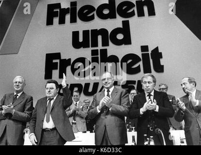 Archiv - Die Führung der CDU und CSU zu Beginn der "heißen" Phase des Bundestagswahlkampfes in Mannheim, Deutschland, 30. August 2017: (L-R) Gerhard Stoltenberg (CDU, stellvertretender Kanzler Kandidat), Franz Josef Strauss (CSU-Kanzlerkandidaten), Helmut Kohl (CDU, Leiter der Partei), Heiner Geißler (CDU) und Werner Dollinger (CSU). Der frühere deutsche Bundeskanzler Helmut Kohl starb im Alter von 87 Jahren in seinem Haus auf den 16. Juni 2017. Die Deutsche Presse Agentur Nachrichten von Kohls Tod von seinem Anwalt am gleichen Tag. Foto: Jörg Schmitt/dpa | Verwendung weltweit Stockfoto