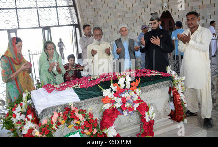 Familie Mitglieder der Vater der Nation, Muhammad Ali Jinnah, der Gründer von Pakistan, Fateha für seine verstorbenen Seele anlässlich seines Todestages, am Mausoleum in Karachi am Montag, 11. September 2017. Stockfoto