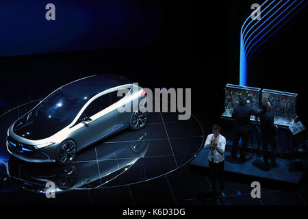 Frankfurt. 12 Sep, 2017. Foto auf Sept. 12, 2017 zeigt eine neu vorgestellte Mercedes-Benz Konzept EQA Auto auf der Bühne im Mercedes-Benz Pressekonferenz während der 2017 Internationale Automobil Ausstellung (IAA) in Frankfurt am Main, Deutschland. Credit: Luo Huanhuan/Xinhua/Alamy leben Nachrichten Stockfoto