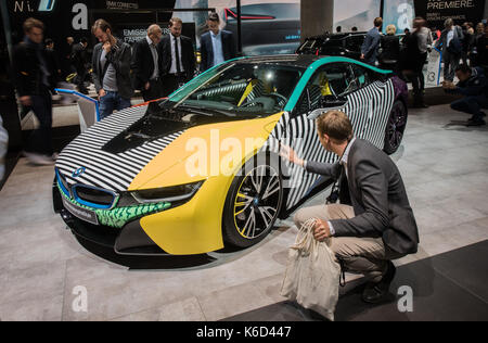 Frankfurt am Main, Deutschland. 12 Sep, 2017. Ein Mann berührt die Plug-In-Hybrid "BMW i8' im Memphis Stil in Frankfurt am Main, Deutschland, 12. September 2017. Die Internationale Automobil-Ausstellung (IAA) (International Motor Show in Deutschland) findet vom 14-24 September. Mehr als 1000 Hersteller aus fast 40 Ländern präsentieren ihre Innovationen auf der weltgrößten Automobilausstellung. Quelle: dpa Picture alliance/Alamy leben Nachrichten Stockfoto