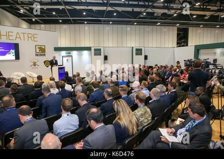 London, Großbritannien. 12 Sep, 2017. Die Rt Hon Liam Fox, MP, Staatssekretär für internationalen Handel spricht zu den Delegierten am ersten Tag der Dsei in der Londoner Excel. Credit: Expo Foto/Alamy leben Nachrichten Stockfoto