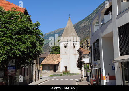 Latsch, Italien. 18 Juni, 2017. Die romanische Nikolaus Kirche in der Marktgemeinde Latsch im Vinschgau - Die Kirche wurde im 14. Jahrhundert erbaut und ist die Heimat einer 5.000 Jahre alten Menhir (einem aufrecht stehenden Stein) seit Jahrhunderten wie der Altar Tabelle in Latsch von Bichl Kirche verwendet. Genommen am 18.06.2017. Foto: Reinhard Kaufhold/dpa-Zentralbild/ZB | Verwendung weltweit/dpa/Alamy leben Nachrichten Stockfoto