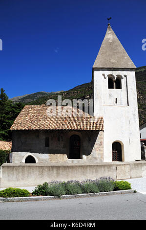 Latsch, Italien. 18 Juni, 2017. Die romanische Nikolaus Kirche in der Marktgemeinde Latsch im Vinschgau - Die Kirche wurde im 14. Jahrhundert erbaut und ist die Heimat einer 5.000 Jahre alten Menhir (einem aufrecht stehenden Stein) seit Jahrhunderten wie der Altar Tabelle in Latsch von Bichl Kirche verwendet. Genommen am 18.06.2017. Foto: Reinhard Kaufhold/dpa-Zentralbild/ZB | Verwendung weltweit/dpa/Alamy leben Nachrichten Stockfoto