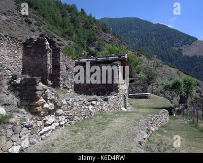 Auf einem alpinen Ridgeway (ein Abschnitt zwischen St. Martin im Kofel und der Stadt) Schlanders im Vinschgau, Südtirol. - Die Ruinen der ehemaligen Obsteig Bauernhof. 19.06.2017, getroffen. Foto: Reinhard Kaufhold/dpa-Zentralbild/ZB | Verwendung weltweit Stockfoto