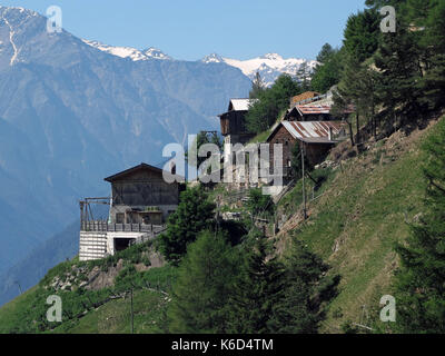 Auf einem alpinen Ridgeway (ein Abschnitt zwischen St. Martin im Kofel und der Stadt) Schlanders im Vinschgau, Südtirol. - Gehöfte auf einen sehr steilen Hang. 19.06.2017, getroffen. Foto: Reinhard Kaufhold/dpa-Zentralbild/ZB | Verwendung weltweit Stockfoto