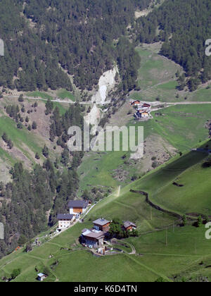 Auf einem alpinen Ridgeway (ein Abschnitt zwischen St. Martin im Kofel und der Stadt) Schlanders im Vinschgau, Südtirol. - Blick auf den verstreuten Gehöfte auf einem Hügel. 19.06.2017, getroffen. Foto: Reinhard Kaufhold/dpa-Zentralbild/ZB | Verwendung weltweit Stockfoto