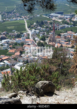 Auf einem alpinen Ridgeway (ein Abschnitt zwischen St. Martin im Kofel und der Stadt) Schlanders im Vinschgau, Südtirol. - Blick auf die Stadt von Schlanders. 19.06.2017, getroffen. Foto: Reinhard Kaufhold/dpa-Zentralbild/ZB | Verwendung weltweit Stockfoto