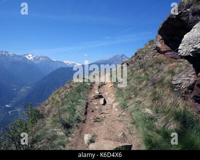 Auf einem alpinen Ridgeway (ein Abschnitt zwischen St. Martin im Kofel und der Stadt) Schlanders im Vinschgau, Südtirol - Wanderer hier den herrlichen Panoramablick genießen. 19.06.2017, getroffen. Foto: Reinhard Kaufhold/dpa-Zentralbild/ZB | Verwendung weltweit Stockfoto