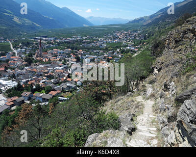 Auf einem alpinen Ridgeway (ein Abschnitt zwischen St. Martin im Kofel und der Stadt) Schlanders im Vinschgau, Südtirol. - Blick auf die Stadt von Schlanders. 19.06.2017, getroffen. Foto: Reinhard Kaufhold/dpa-Zentralbild/ZB | Verwendung weltweit Stockfoto