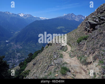 Auf einem alpinen Ridgeway (ein Abschnitt zwischen St. Martin im Kofel und der Stadt) Schlanders im Vinschgau, Südtirol. Wanderer sind hier, um den herrlichen Panoramablick behandelt. 19.06.2017, getroffen. Foto: Reinhard Kaufhold/dpa-Zentralbild/ZB | Verwendung weltweit Stockfoto