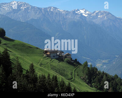 Auf einem alpinen Ridgeway (ein Abschnitt zwischen St. Martin im Kofel und der Stadt) Schlanders im Vinschgau, Südtirol. - Wanderer sind zu den herrlichen Panoramablick behandelt. 19.06.2017, getroffen. Foto: Reinhard Kaufhold/dpa-Zentralbild/ZB | Verwendung weltweit Stockfoto